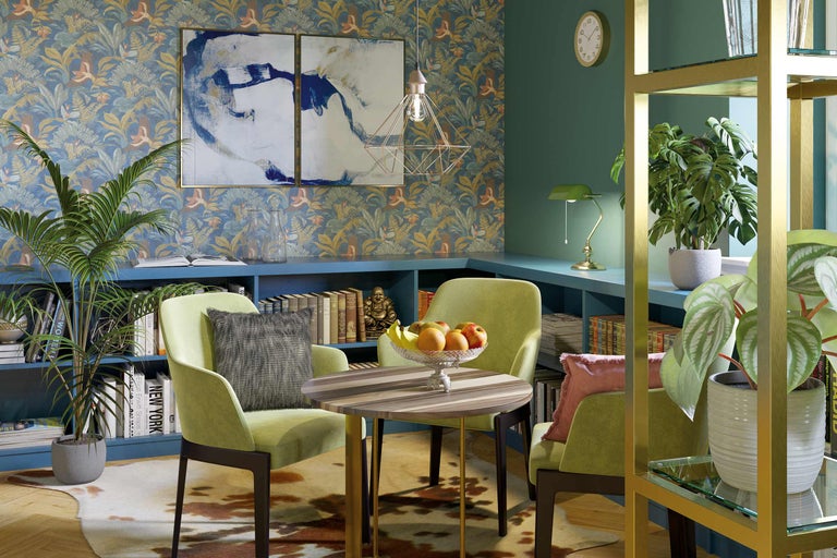 Living cu fotolii, masă, raft și design decorativ pe perete.