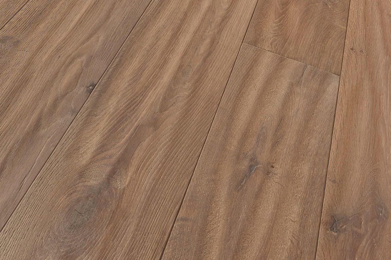 Prim-plan cu podea laminată cu structură de lemn