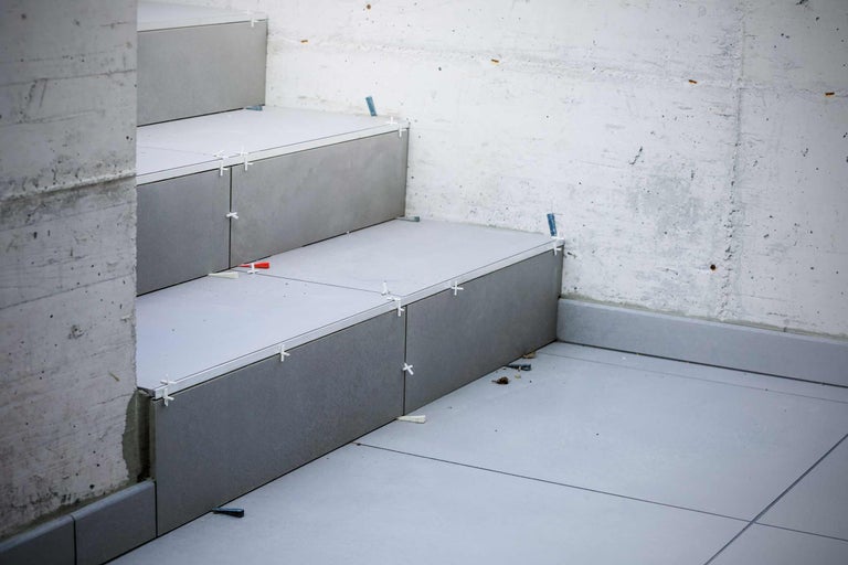 Scară cu plăci ceramice și sistem de nivelare în construcție brută