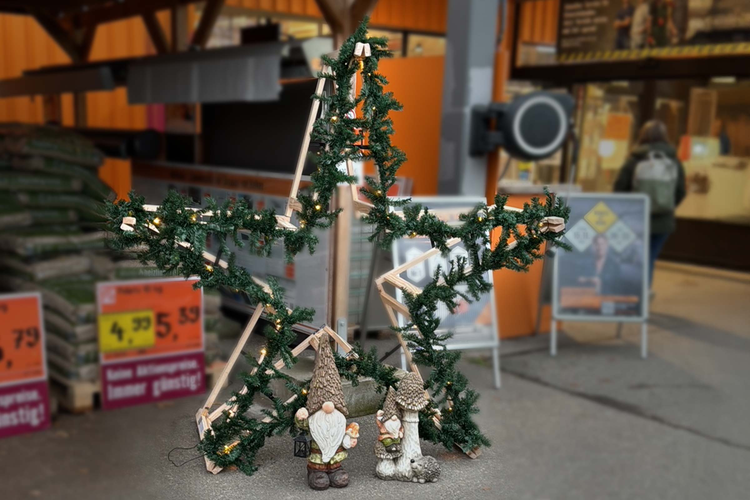 Stea decorativă cu ghirlandă de brad, ramă din lemn, lanț luminos și pitici de grădină