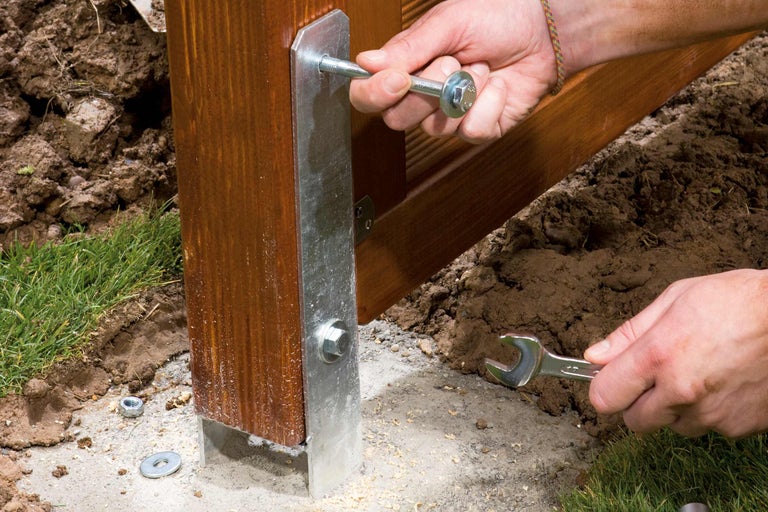 Montarea unui gard din lemn cu ancore de fixare