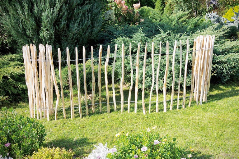 Gard din lemn în grădină