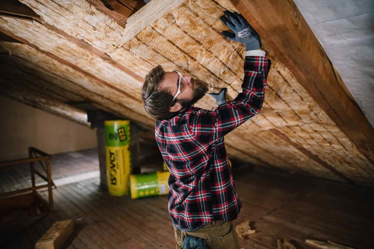 Bărbat izolează mansarda cu vată minerală