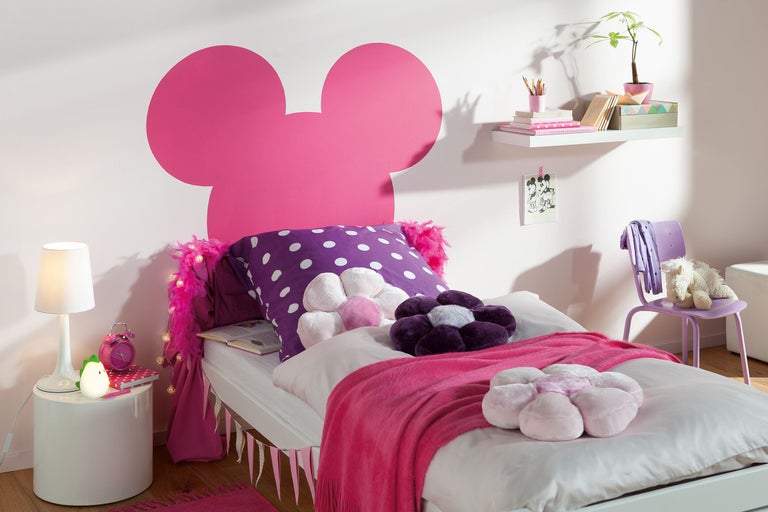 Cameră de copii cu pat, noptieră și decorațiuni
