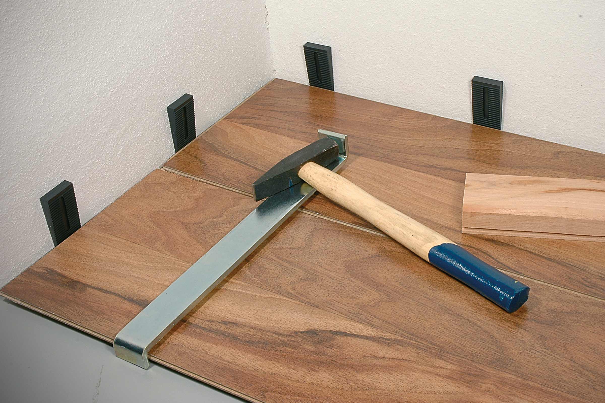 Montare laminat cu ciocan, bară de tracțiune și pene de distanțiere
