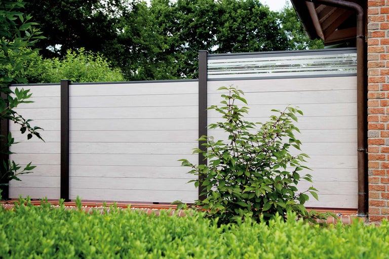 Vedere exterioară a unui gard de grădină cu elemente orizontale și stâlpi maro închis