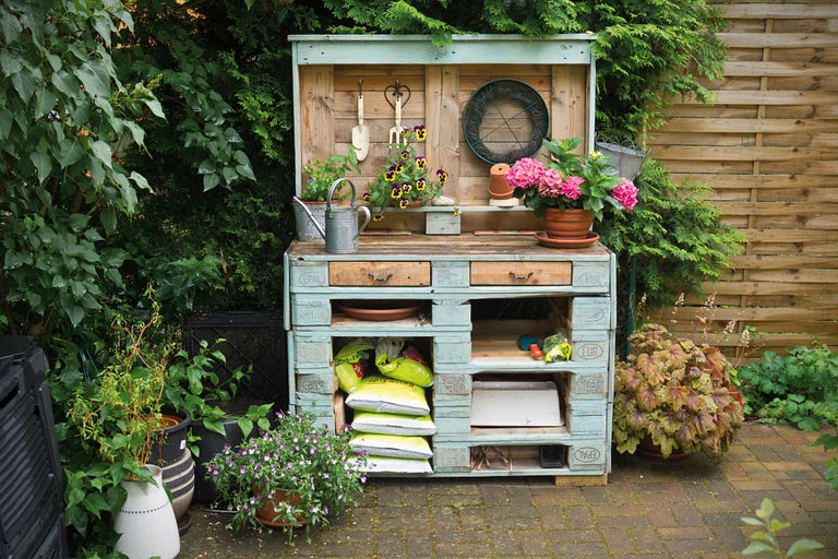 Măsuță de grădinărit din paleți de lemn cu unelte de grădinărit și plante