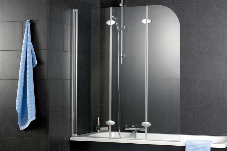 Paravan de cadă din sticlă cu suporturi pentru prosoape în baie