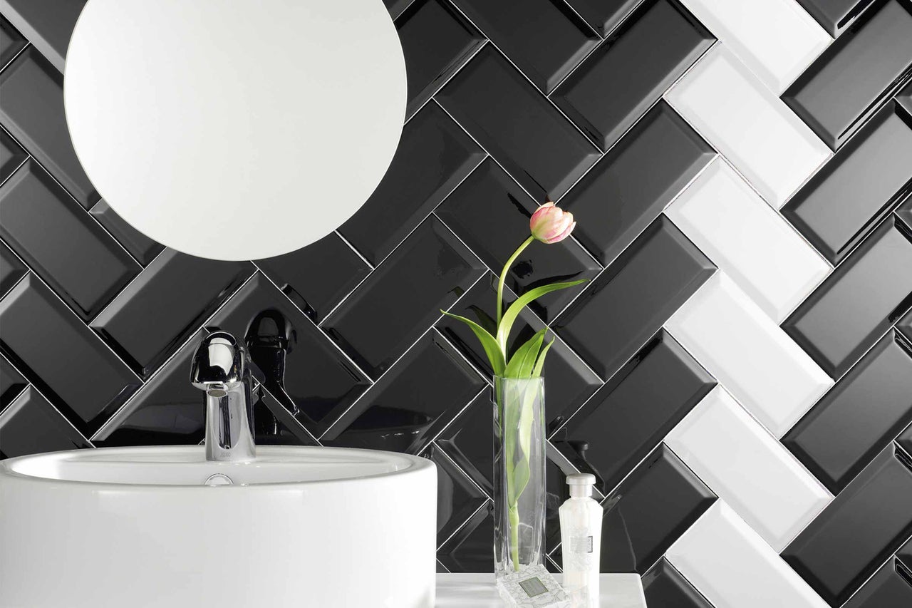 Baie cu lavoar, robinet, oglindă și faianță cu model herringbone