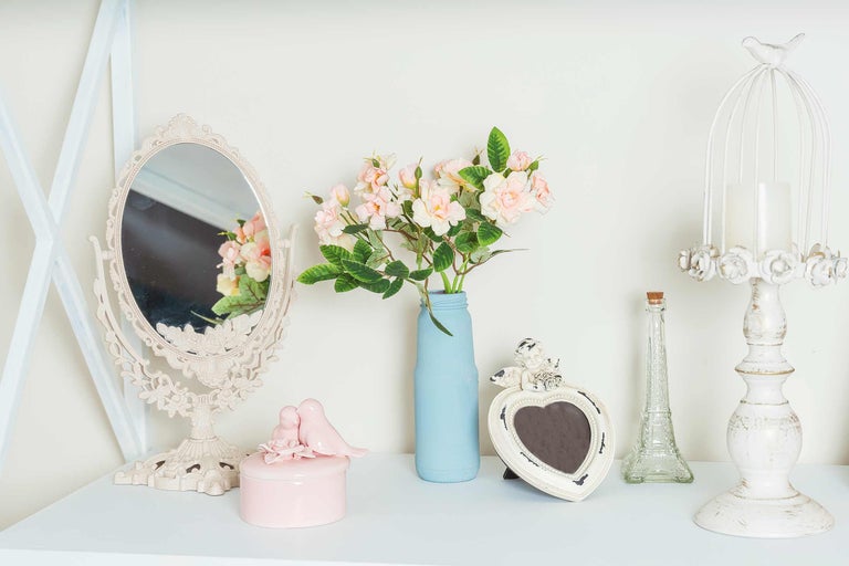 Aranjament decorativ cu oglindă, flori în vază, cutie de bijuterii, ramă foto și suport pentru lumânare