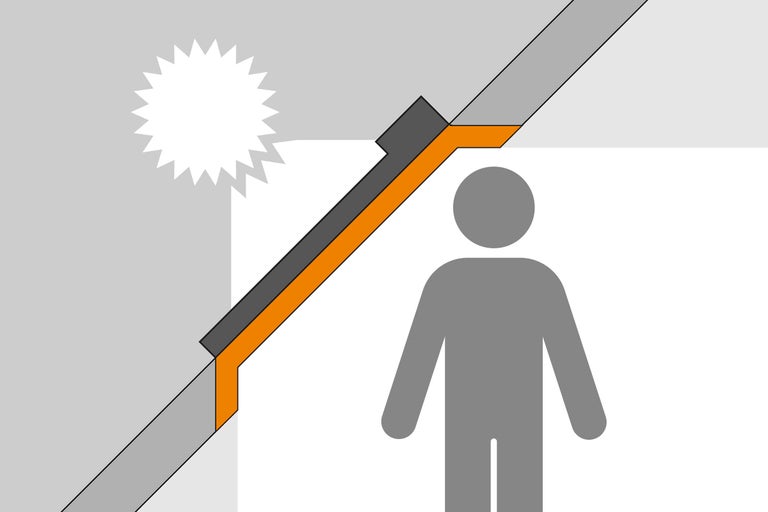 Instalare fereastră de mansardă cu izolație și persoană pentru indicarea dimensiunii.