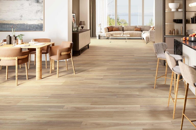 Living luminos cu podea din lemn, masă de sufragerie, scaune și scaune de bar.