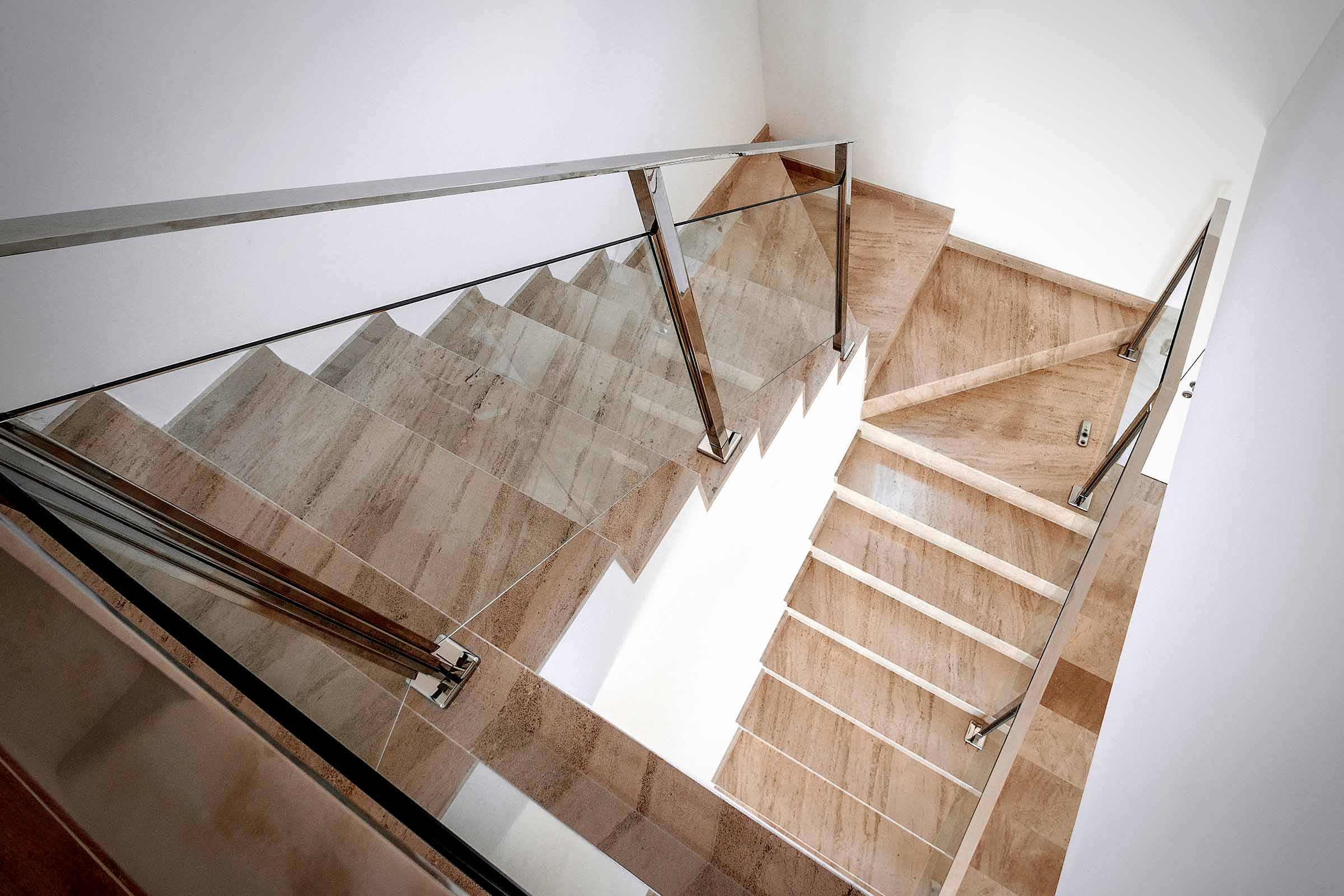 Scară cu trepte de marmură și balustradă de sticlă