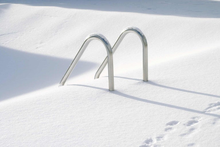 Scară de piscină în zăpadă