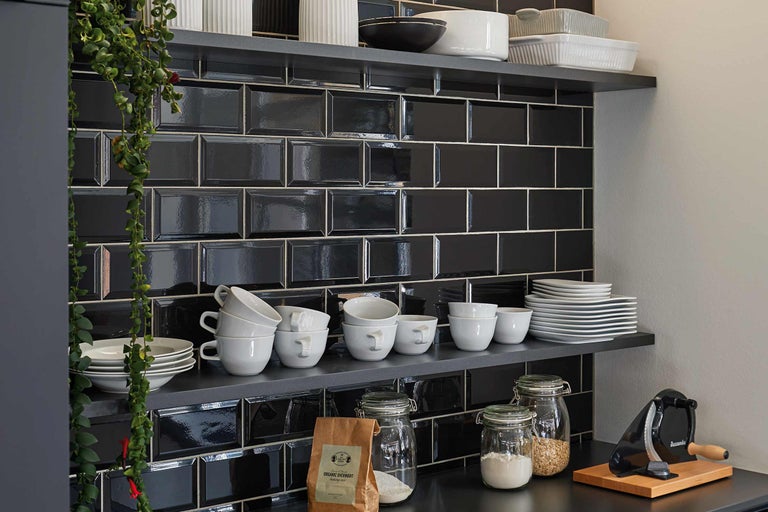 Rafturi cu vase și plăci negre în bucătărie