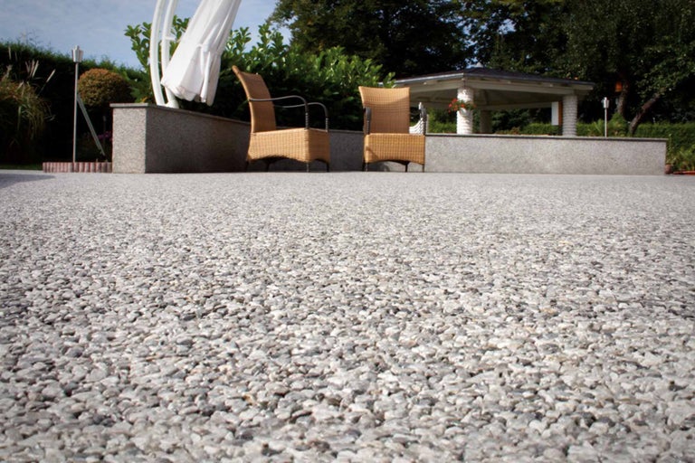 Grădină cu podea de pietriș, pavilion de grădină și scaune împletite