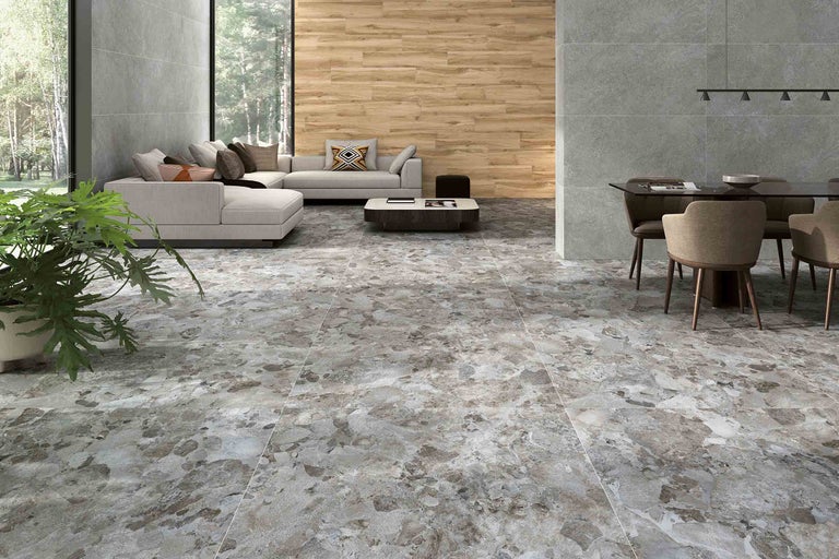 Cameră de zi luminoasă cu gresie cu aspect de marmură, canapea și masă de sufragerie.