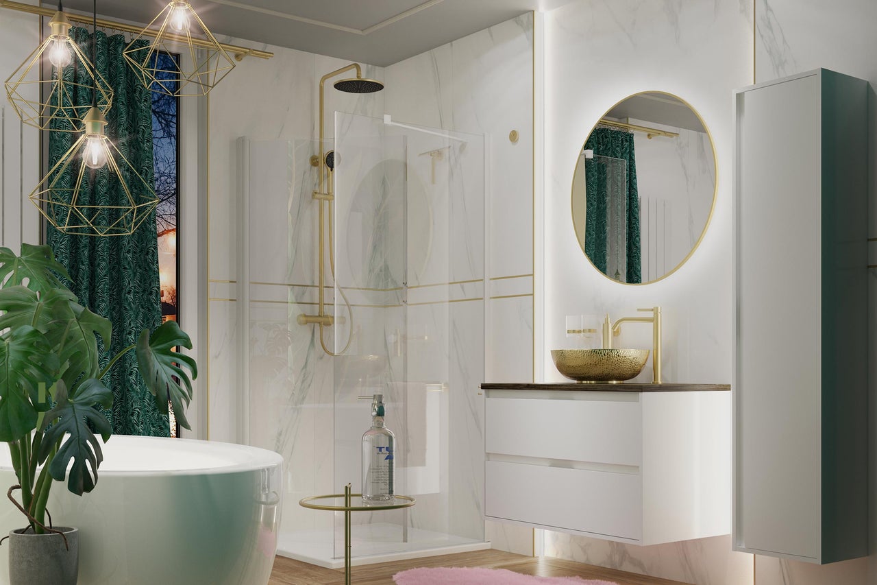 Baie luminoasă cu cadă, duș, lavoar, oglindă și decorațiuni pentru o ambianță modernă