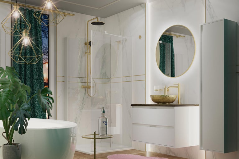 Baie luminoasă cu cadă, duș, lavoar, oglindă și decorațiuni pentru o ambianță modernă