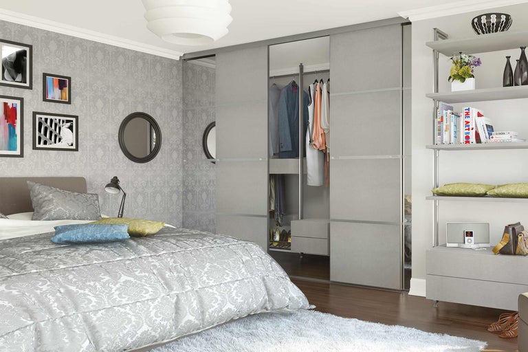 Dormitor cu pat, dulap cu uși glisante și rafturi pentru depozitare organizată