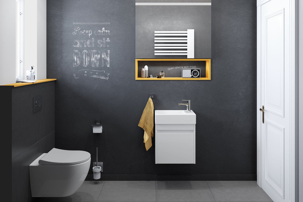 Baie modernă cu toaletă, lavoar și oglindă