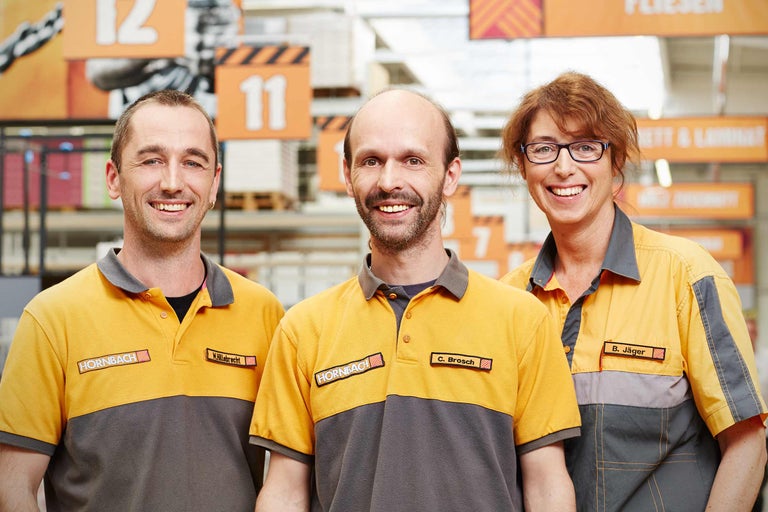 Trei angajați Hornbach în haine de lucru
