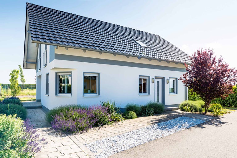 Casă individuală cu acoperiș în două ape, ferestre și alee pavată