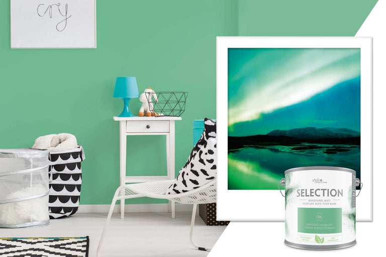 Cameră de zi cu vopsea de perete verde mentă, mobilier și o cutie de vopsea cu denumirea Selection vopsea de perete mată.