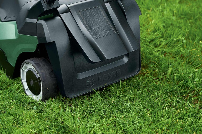 Sigla Bosch pe o mașină de tuns iarba robotizată