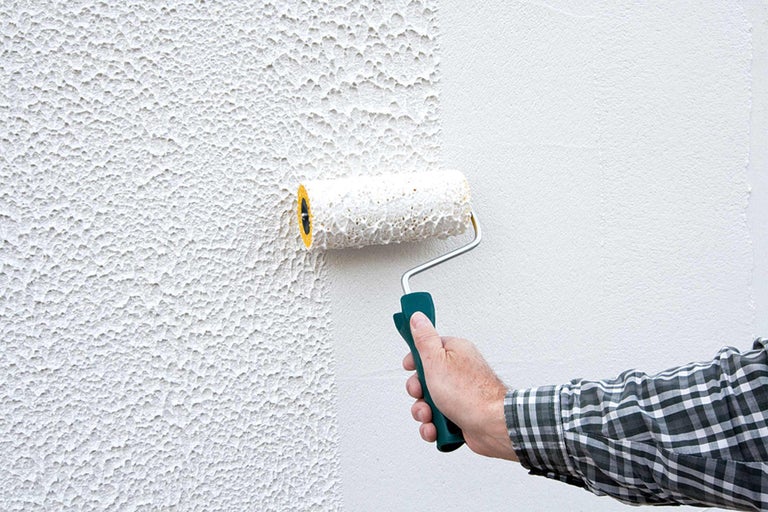 Design de perete exterior cu tencuială decorativă și rolă de vopsea