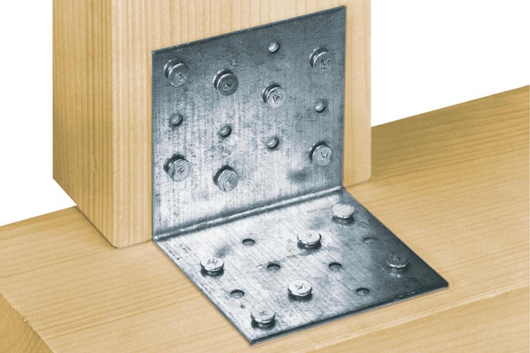 Conector unghiular metalic fixat cu șuruburi pentru lemn pe două bucăți de lemn