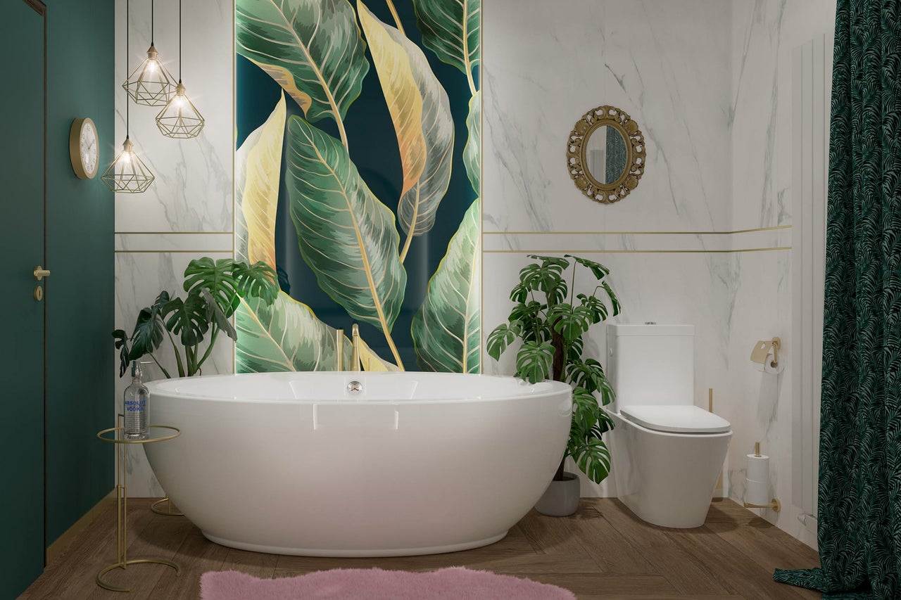 Baie cu cadă, toaletă, plante și decor decorativ de perete