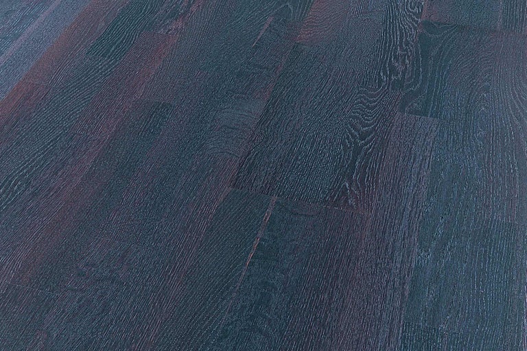 Prim-plan cu podea laminată închisă la culoare