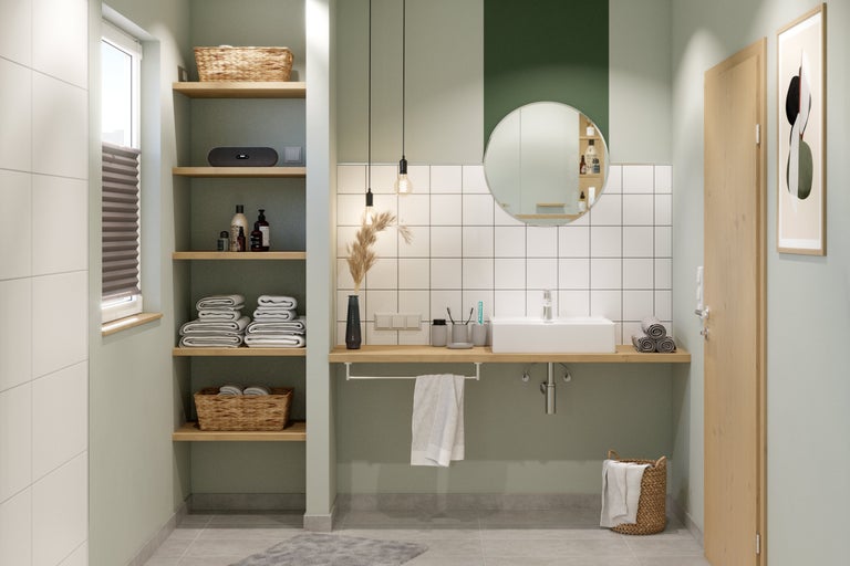 Baie modernă cu lavoar, oglindă, rafturi și decorațiuni pentru un ambient luminos și organizat.