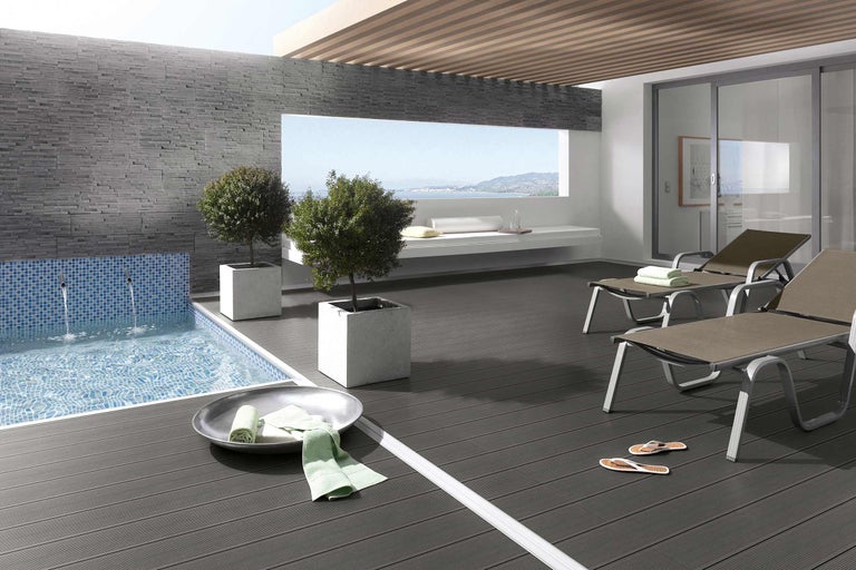 Terasa cu piscină, șezlonguri și jardiniere pentru o atmosferă relaxantă