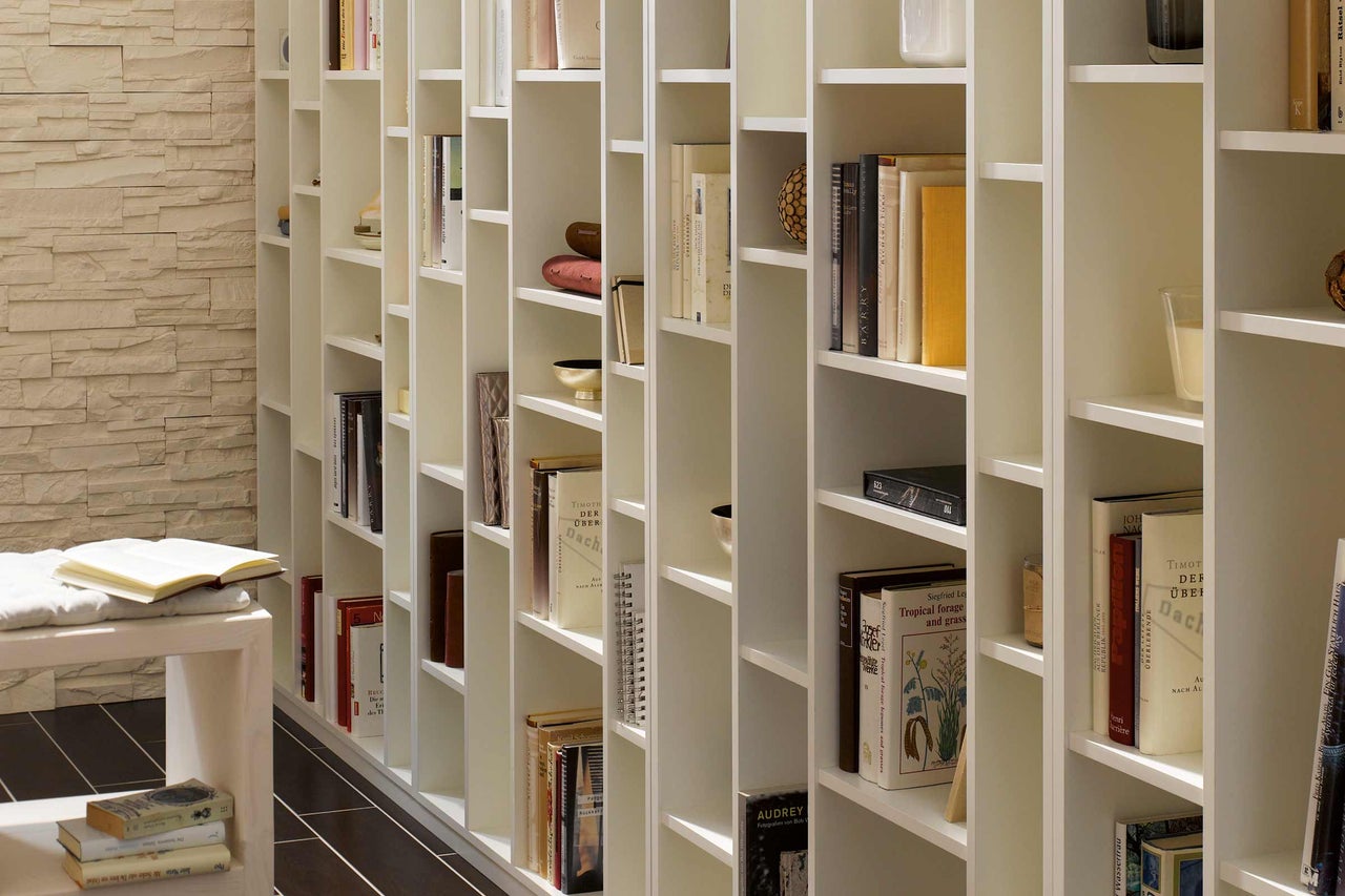 Cameră luminoasă cu bibliotecă și decorațiuni