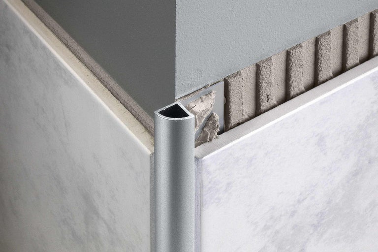 Profil de colț din aluminiu pe un colț placat cu faianță