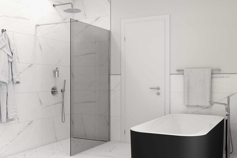 Baie cu duș, cadă, perete despărțitor din sticlă, prosoape și halat de baie