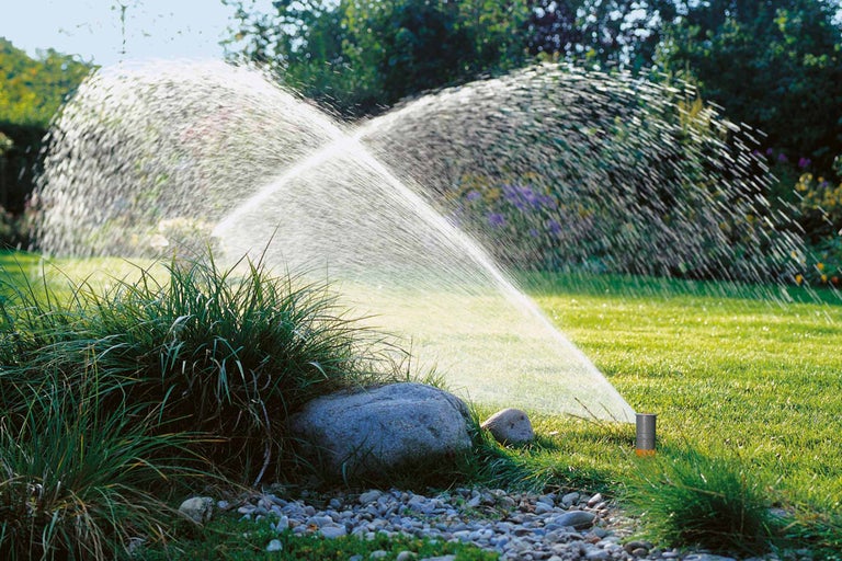 Irigarea unui gazon cu un aspersor retractabil