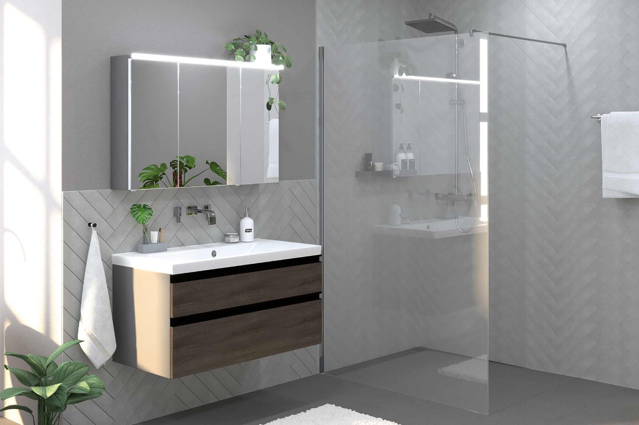 Baie modernă cu dulap sub lavoar, dulap cu oglindă cu iluminare și cabină de duș