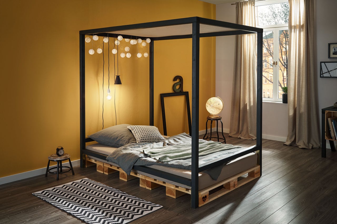 Dormitor cu baldachin, cadru de pat din paleți și iluminat decorativ