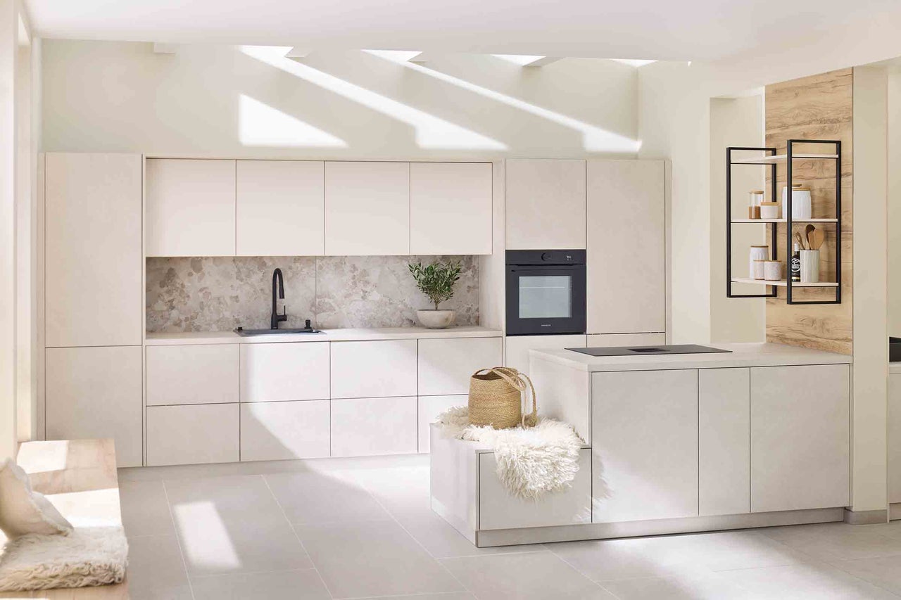 Bucătărie luminoasă cu dulapuri de bucătărie, chiuvetă, cuptor și rafturi