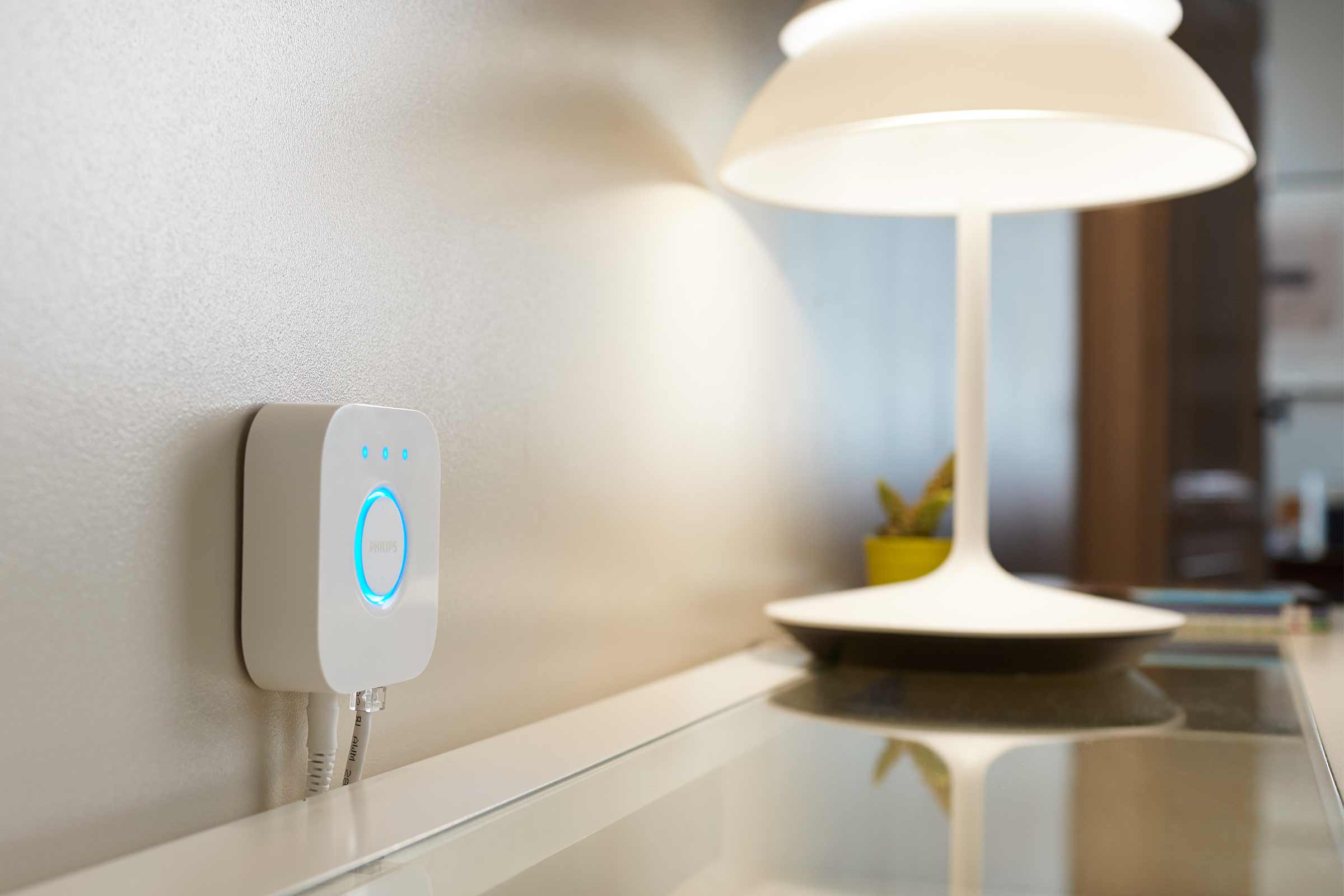 Philips Hue Bridge cu lampă de masă pe masă