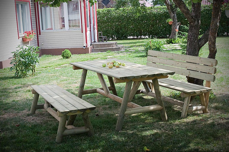 Set de masă de grădină din lemn cu mere pe gazon