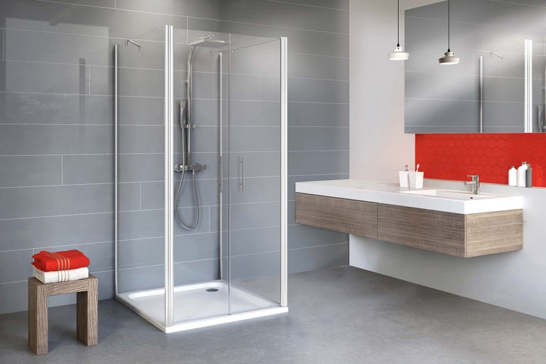 Baie cu cabină de duș, chiuvetă și prosoape