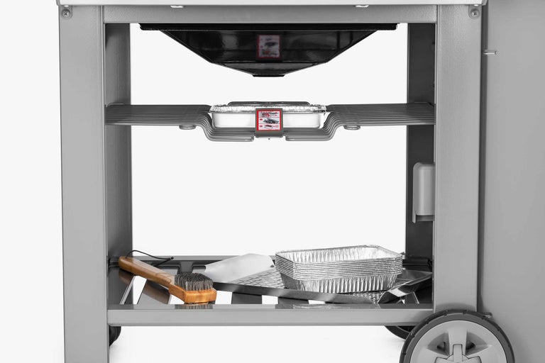 Cadru inferior al unui grătar cu perie pentru grătar, spatulă pentru grătar și tăvițe din aluminiu