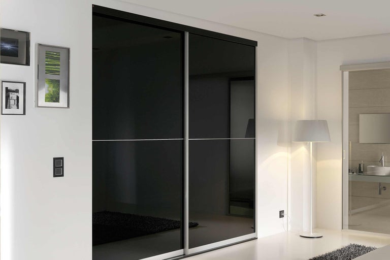 Dormitor cu dulap cu uși glisante și lampă de podea