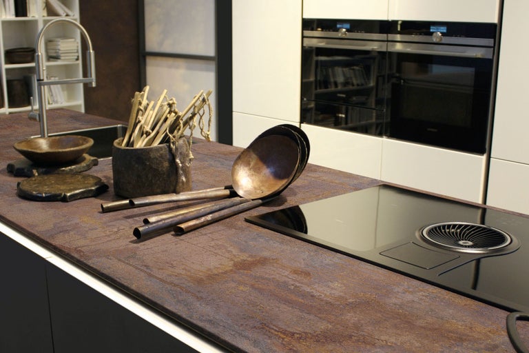 Scenă de bucătărie cu chiuvetă, plită și ustensile de bucătărie pe un blat