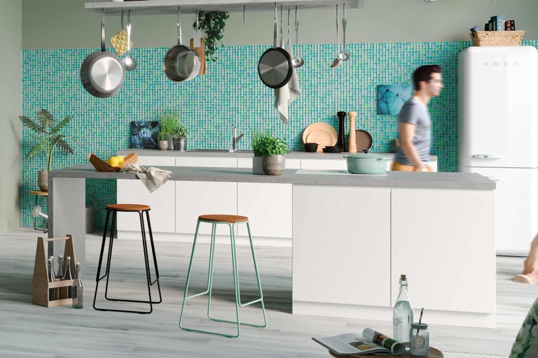 Bucătărie luminoasă cu ustensile de bucătărie, plăci de mozaic și scaune de bar