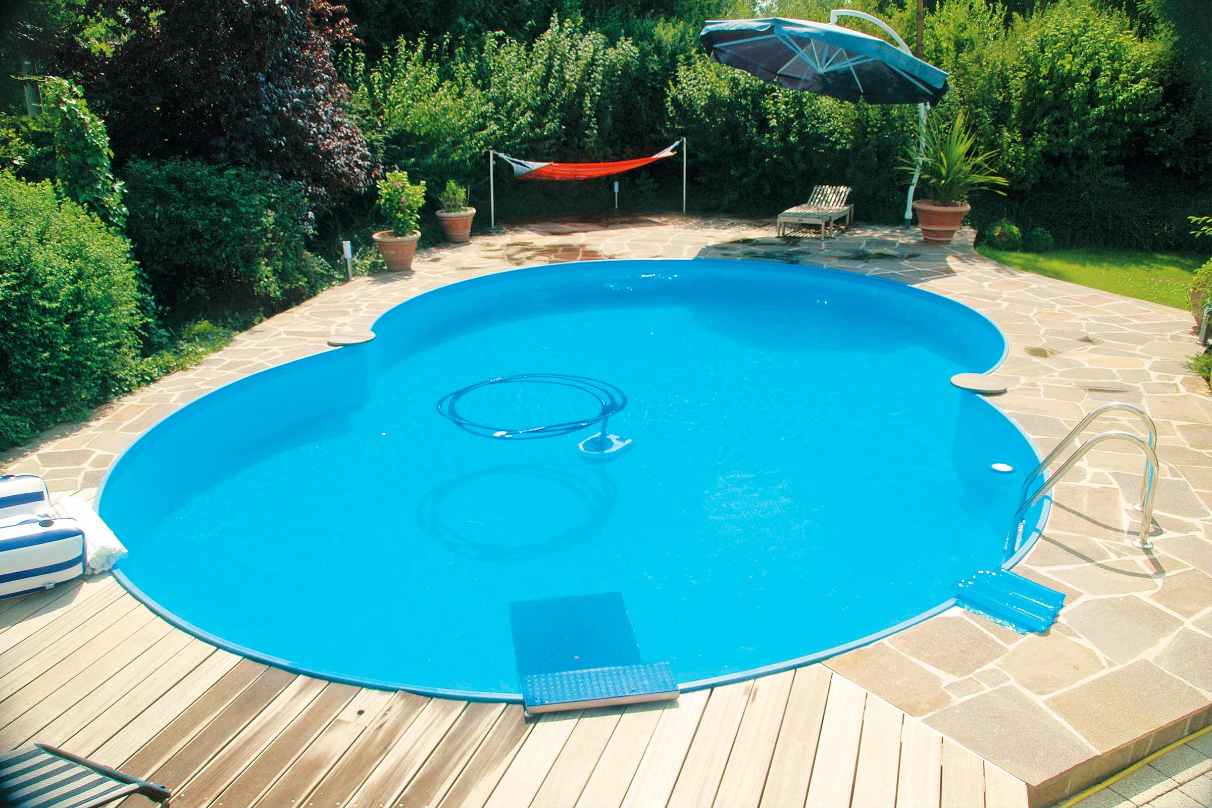 Piscină în grădină cu scară, trambulină, umbrelă de soare și șezlong